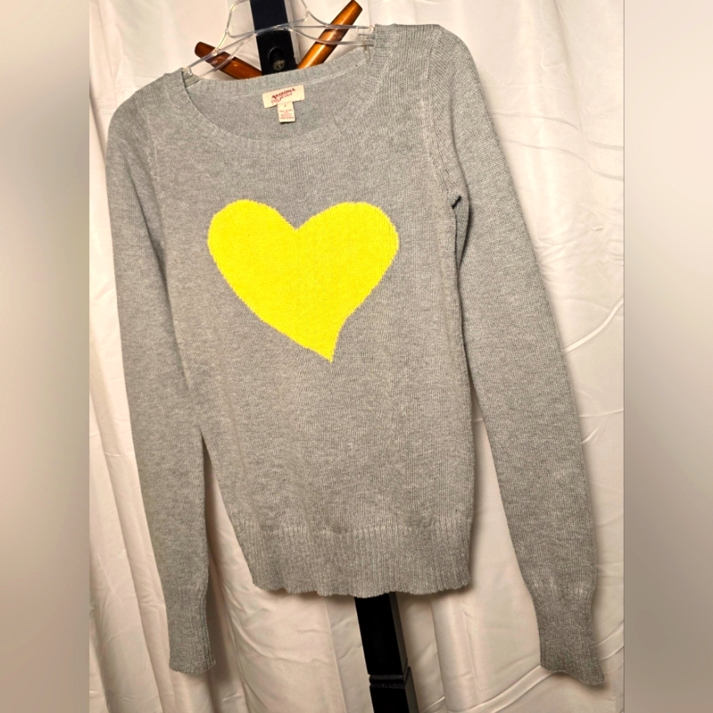 Arizona‎ Jean Co. Gray Vintage Sweater with Yellow Heart Graphic for Juniors